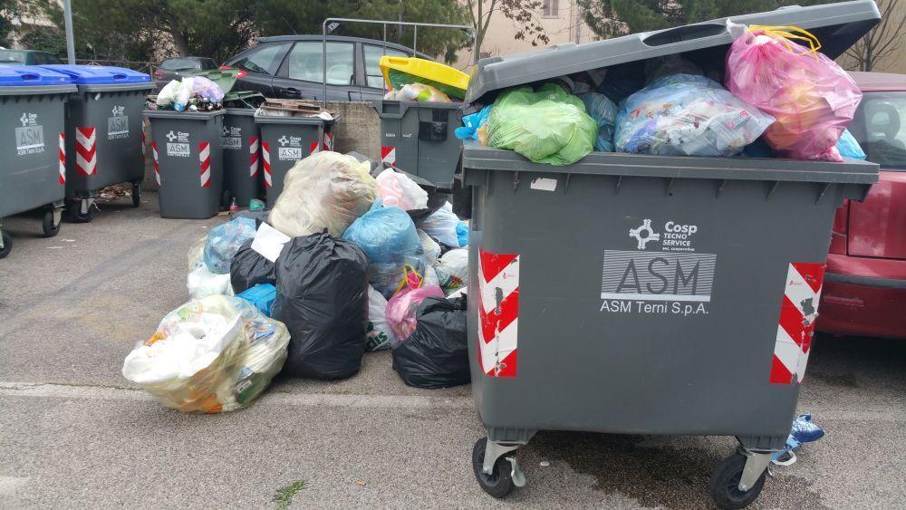 Via Pietro Farini a Terni discarica presso ex isola ecologica. Aiace e