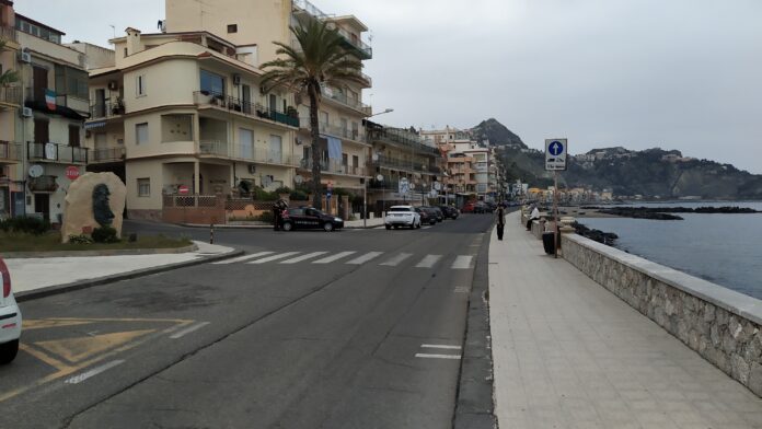 Una veduta del lungomare di giardini naxos