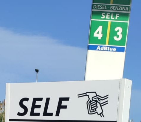Un cartello di una stazione di servizio